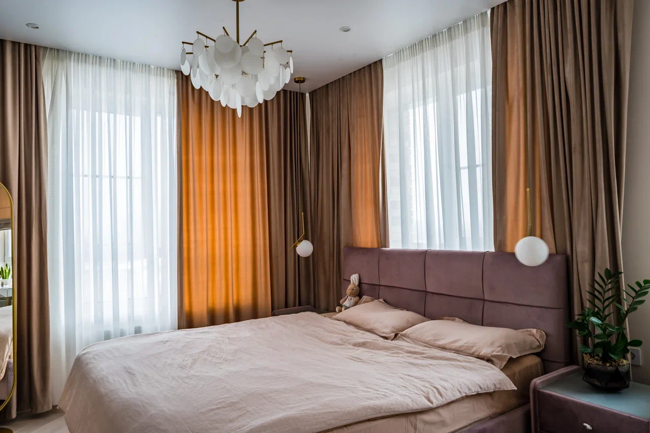 Спальня в теплых тонах с акцентом на коричневый цвет